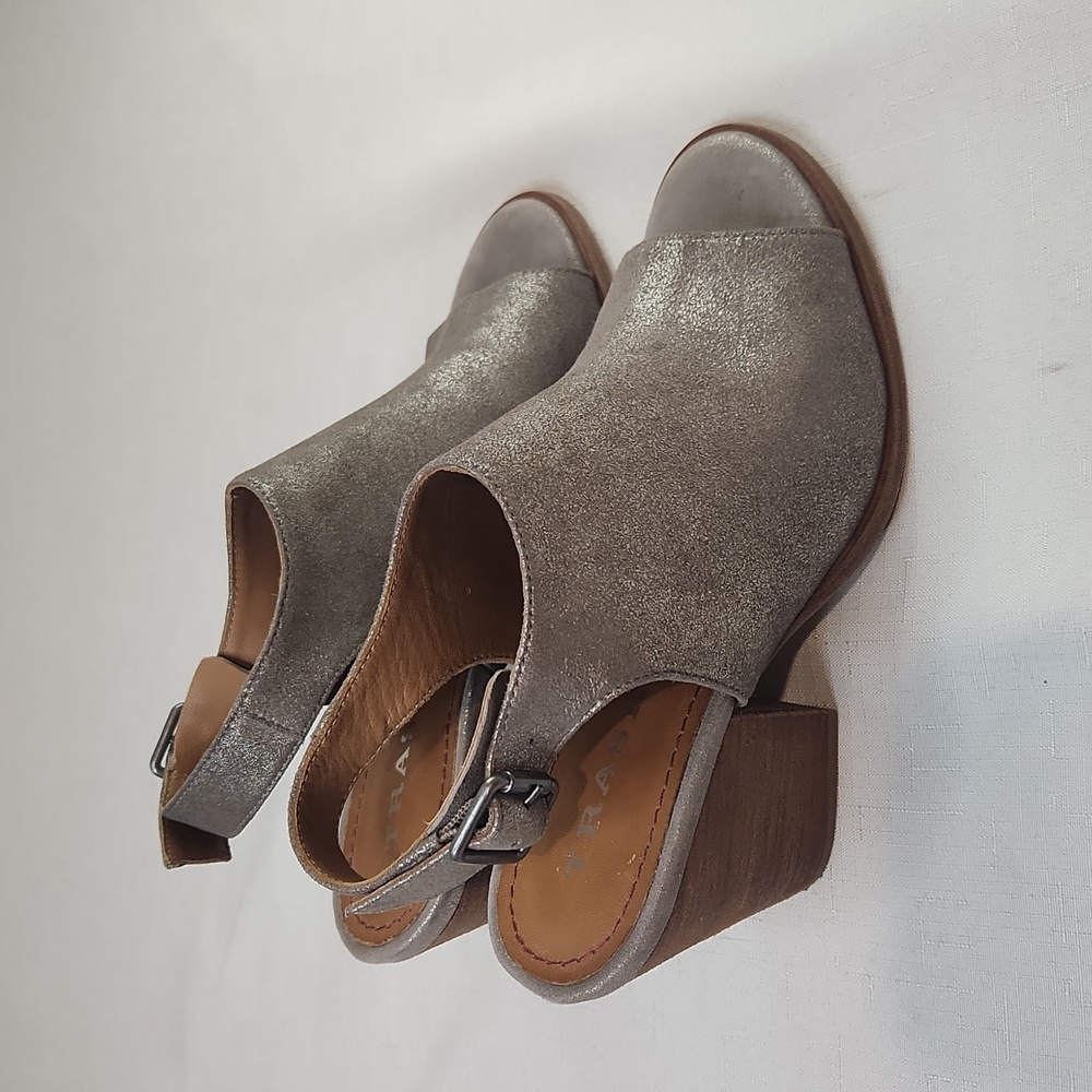 Trask Parker Pewter Gray Metallic Suede Sandals. Size 7